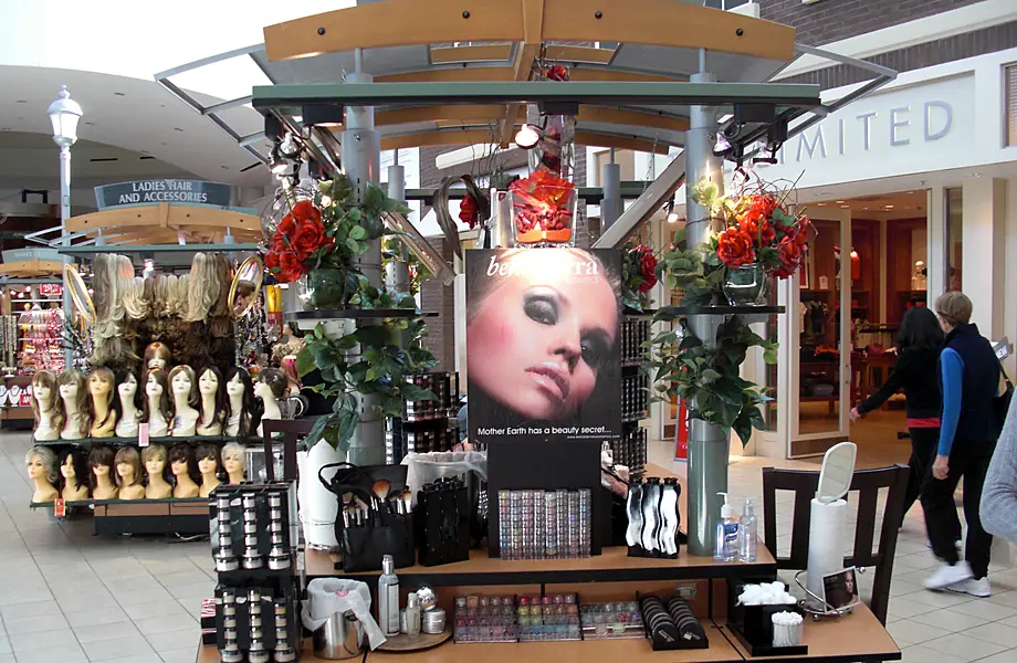 BELLATERRA kiosk with red roses and the brand poster in a shopping mall